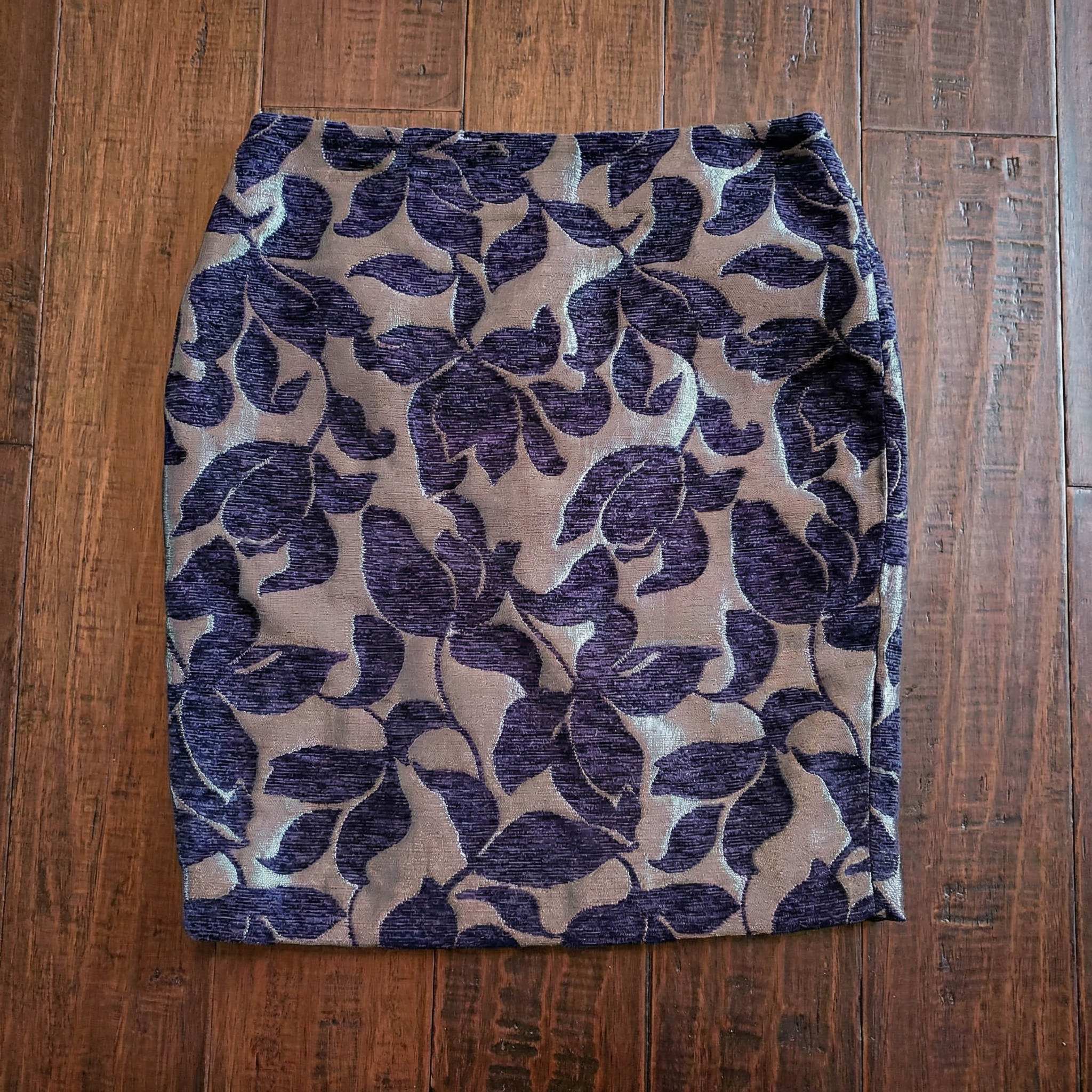Ann Taylor Navy floral skirt, size 6 petite