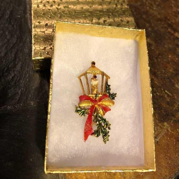 Vintage Christmas Holiday Lamplight Pin