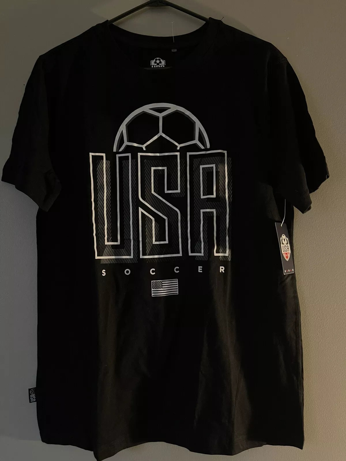 USA Men’s Soccer T-shirt with soccer ball logo Size Large