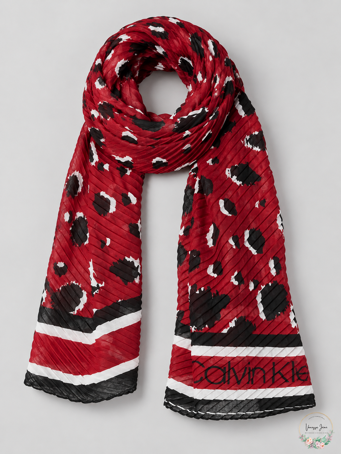 Calvin Klein Women's Red Leopard Print Pleated Scarf — stock photo