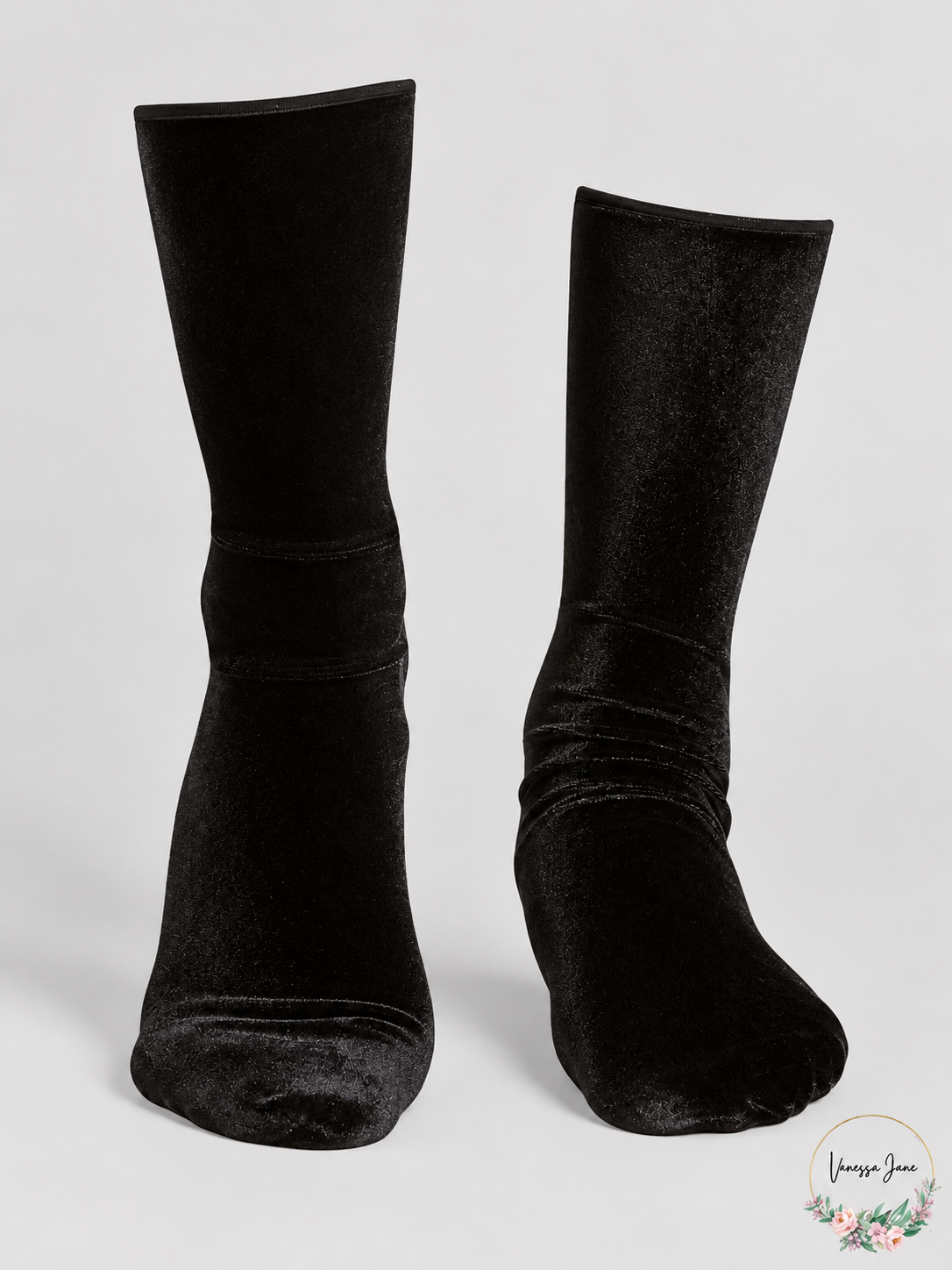 HUE Womens Velvet Crew Socks One Size Red or Black — black stock